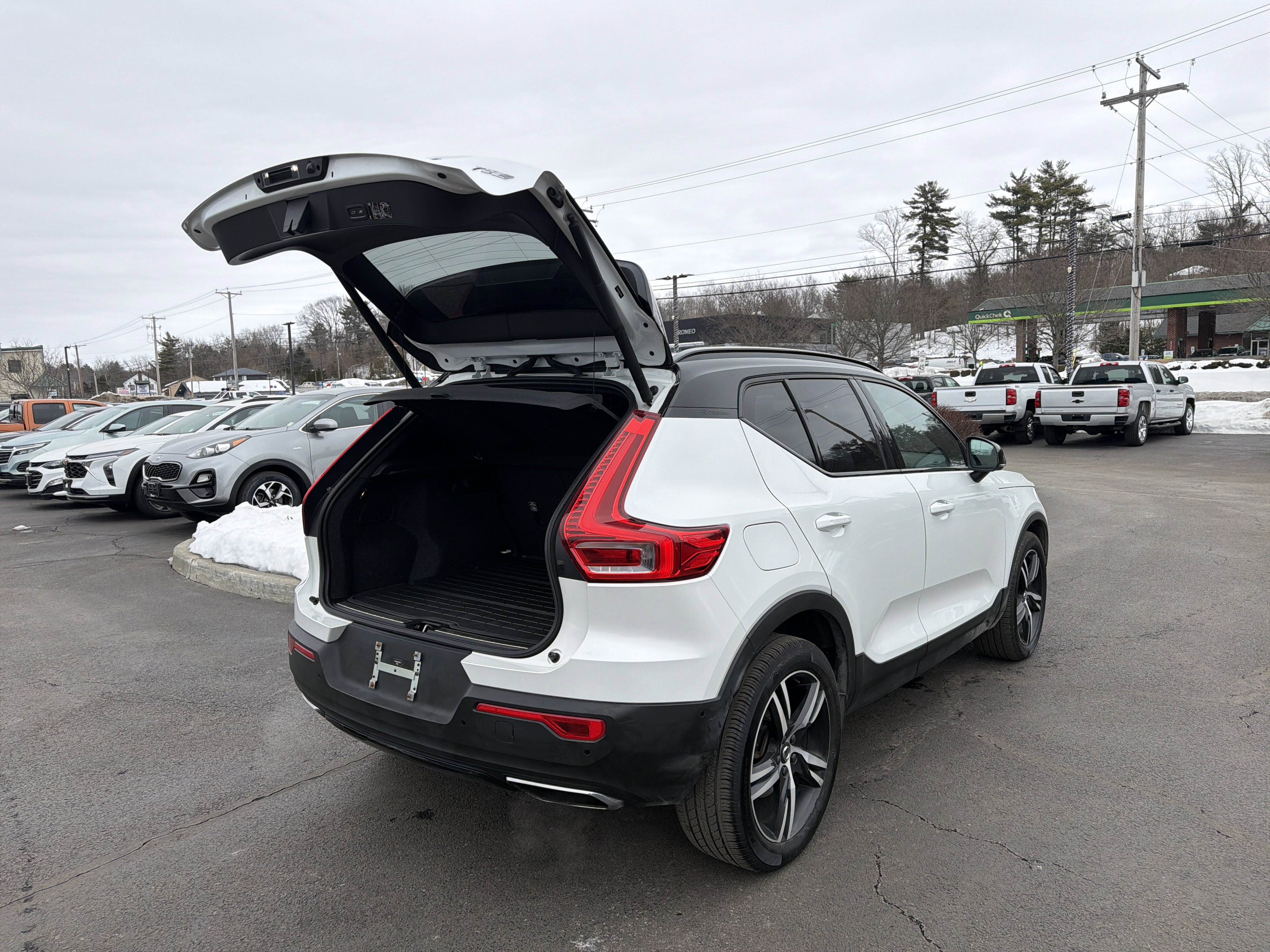 Used 2019 Volvo XC40 T5 R-Design image 32
