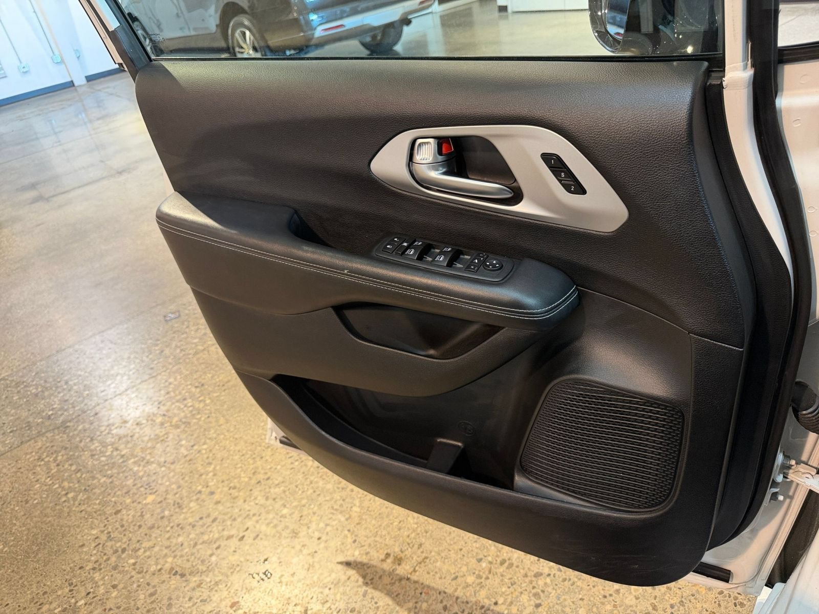Used 2025 Chrysler Pacifica Limited FWD image 18
