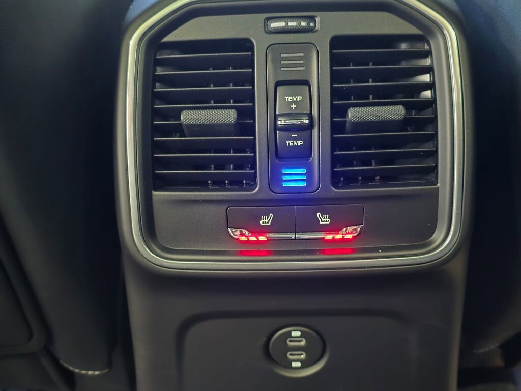 Certified 2024 Porsche Macan image 19