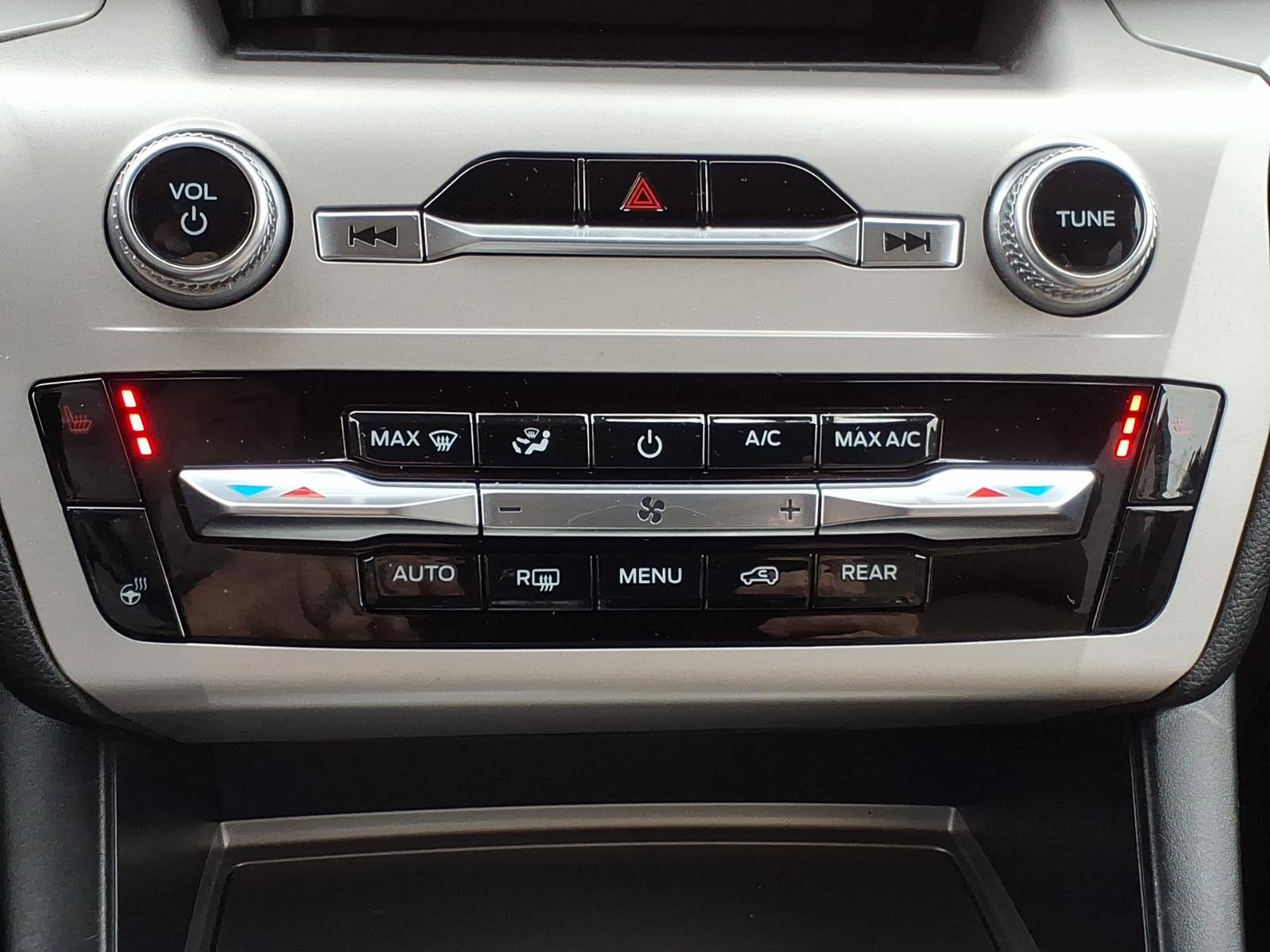 Used 2023 Ford Explorer XLT w/ Equipment Group 202A AWD/4WD image 19
