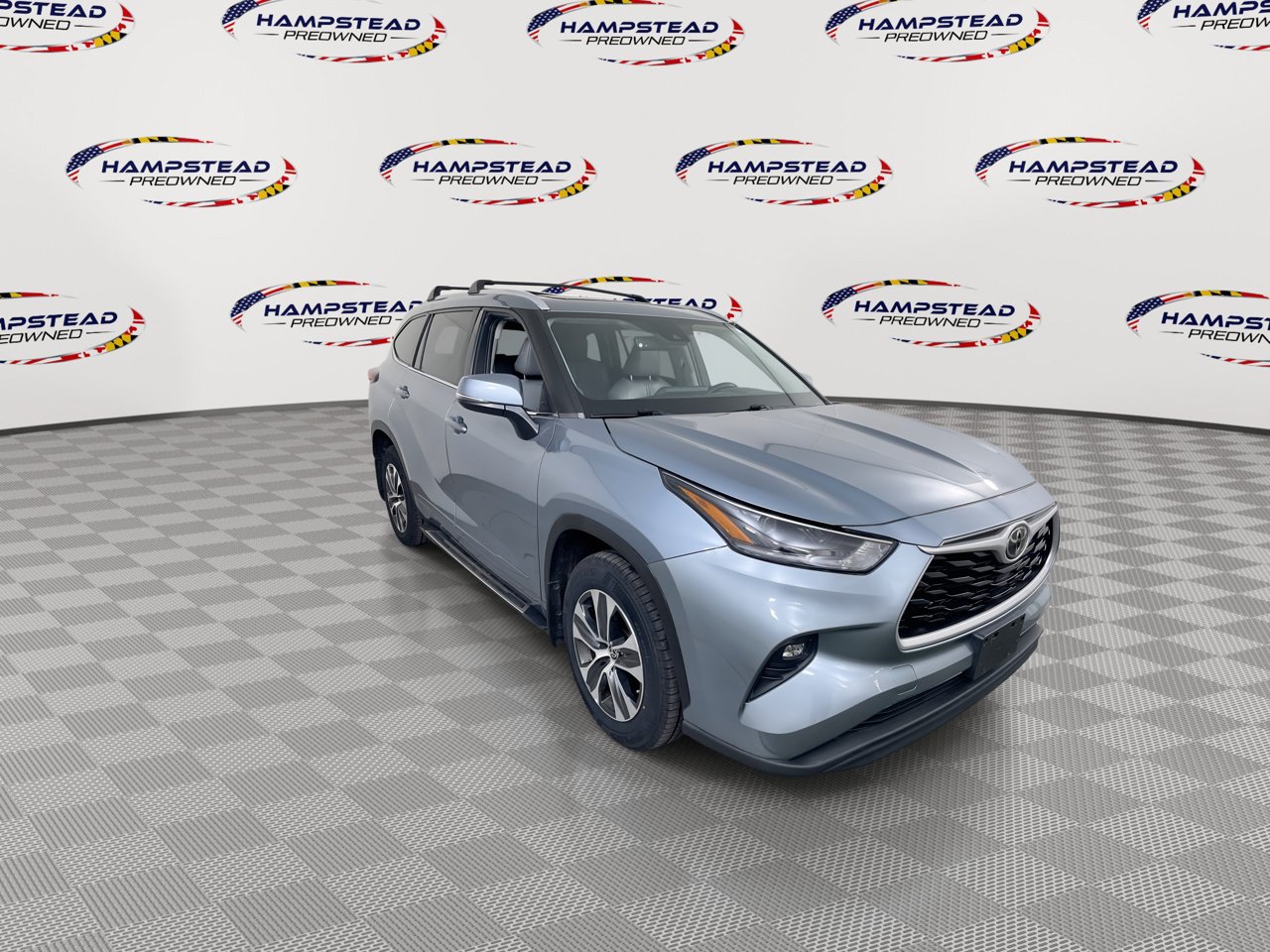 Used 2022 Toyota Highlander XLE AWD/4WD image 2