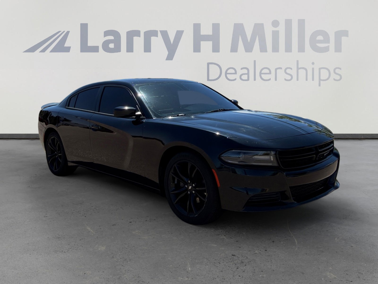 Used 2018 Dodge Charger SXT w/ Blacktop Package RWD image 8