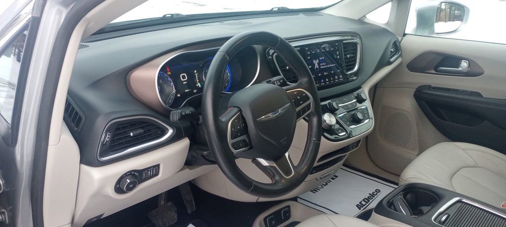 Used 2018 Chrysler Pacifica Touring-L Plus w/ Tire & Wheel Group image 12