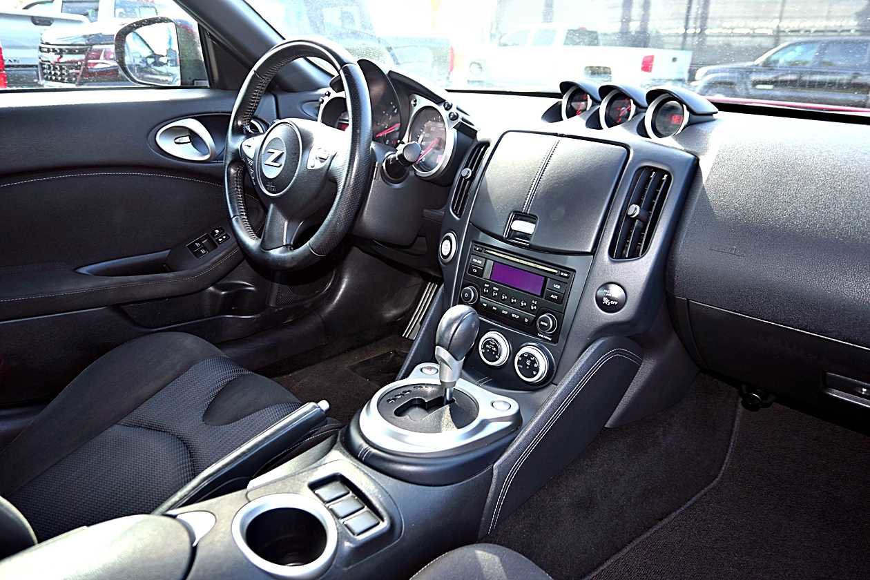 Used 2016 Nissan 370Z Coupe RWD image 8