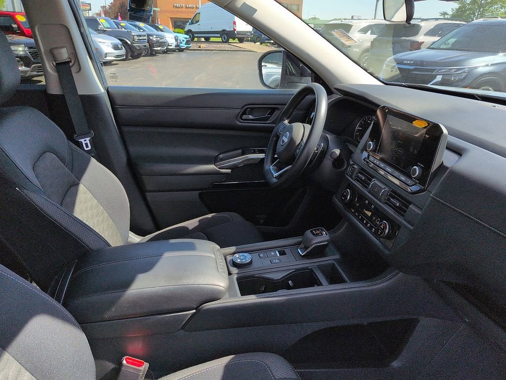 Used 2023 Nissan Pathfinder S AWD/4WD image 7