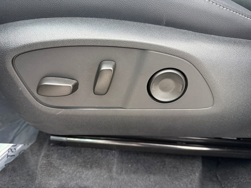 Used 2025 Chevrolet Traverse LT w/ Driver Confidence Package image 16