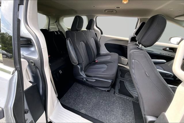 Used 2020 Chrysler Voyager L FWD image 22