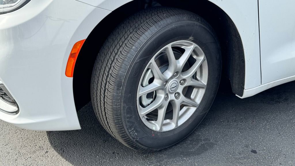 New 2026 Chrysler Pacifica Select FWD image 9