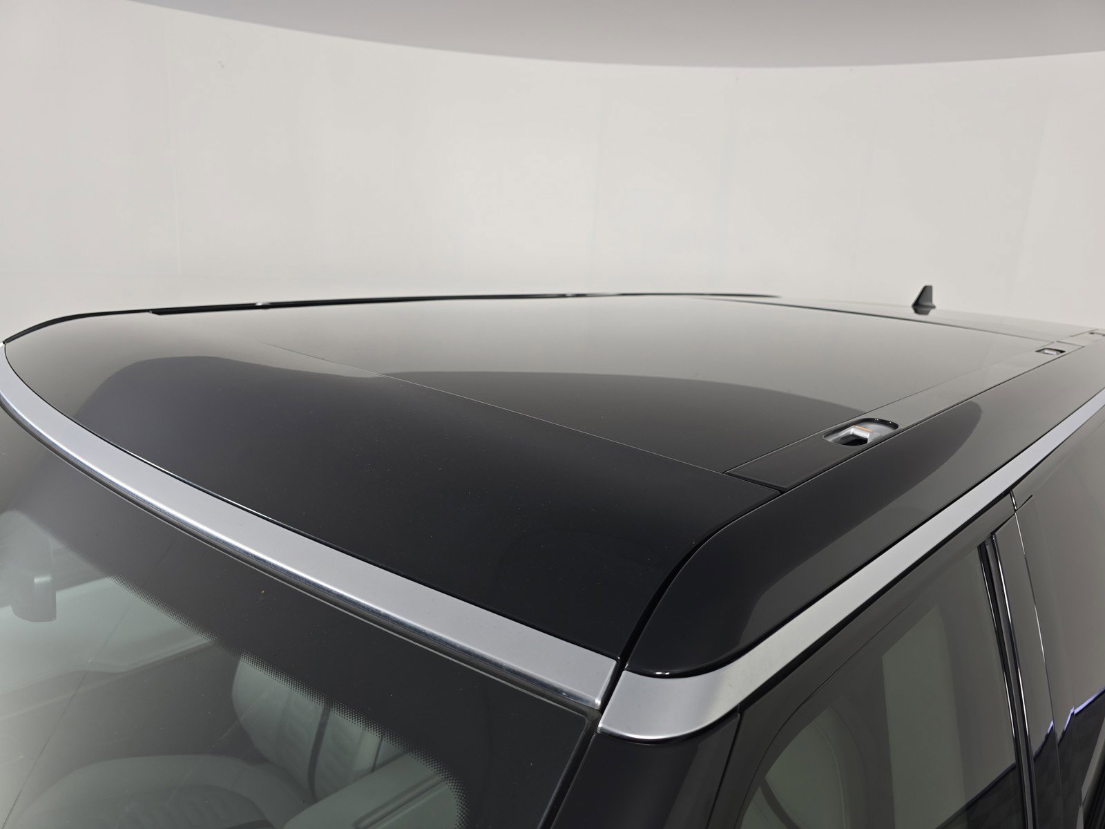 Used 2024 Rivian R1S Adventure image 13