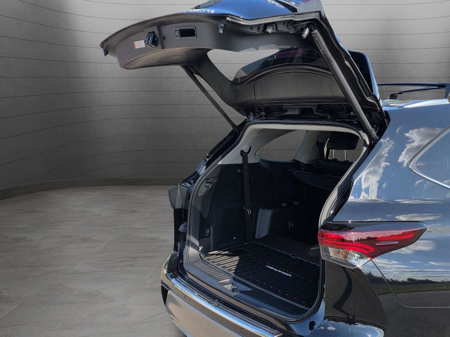 Used 2025 Toyota Highlander Platinum image 31