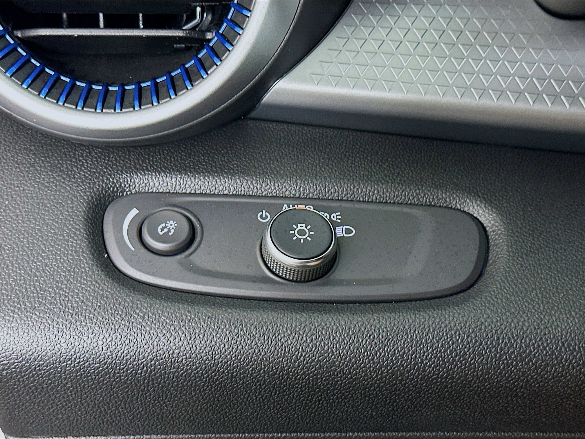 Used 2025 Chevrolet Trax LS w/ LS Convenience Package image 16