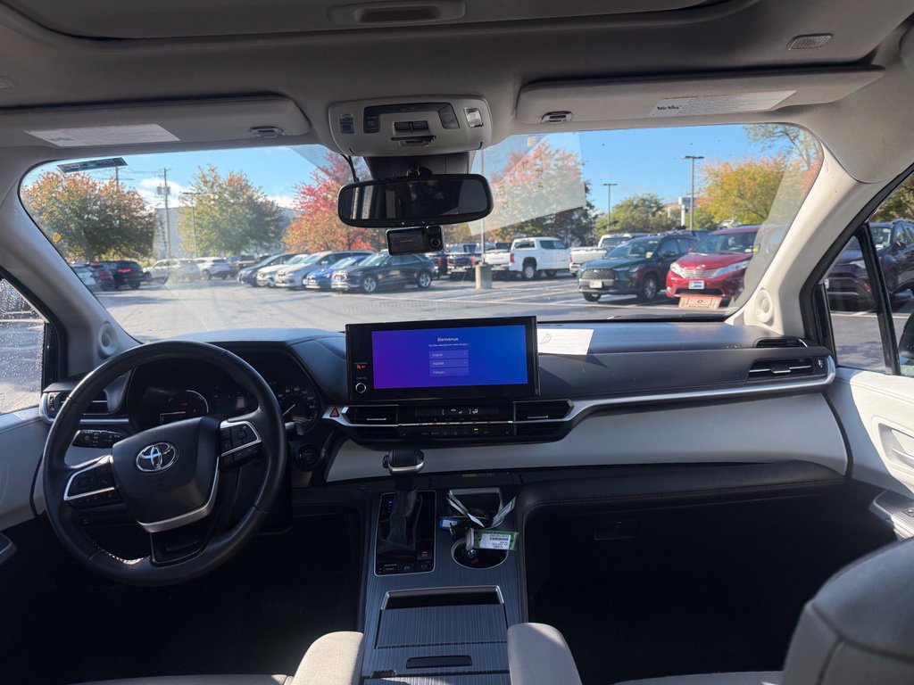 Used 2025 Toyota Sienna XLE w/ XLE Plus Package AWD/4WD image 19