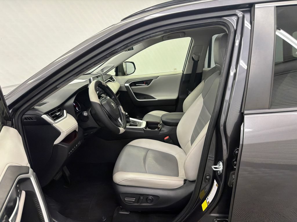 Used 2020 Toyota RAV4 Limited FWD image 9
