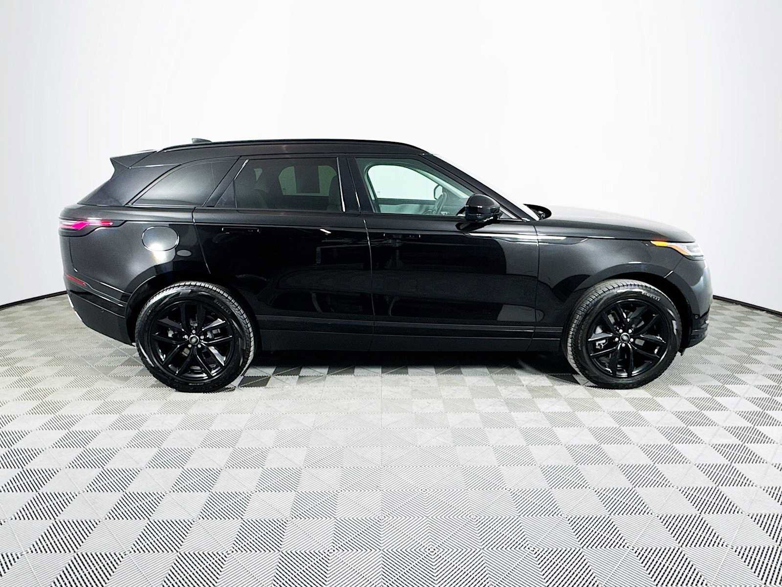 Used 2025 Land Rover Range Rover Velar S image 4