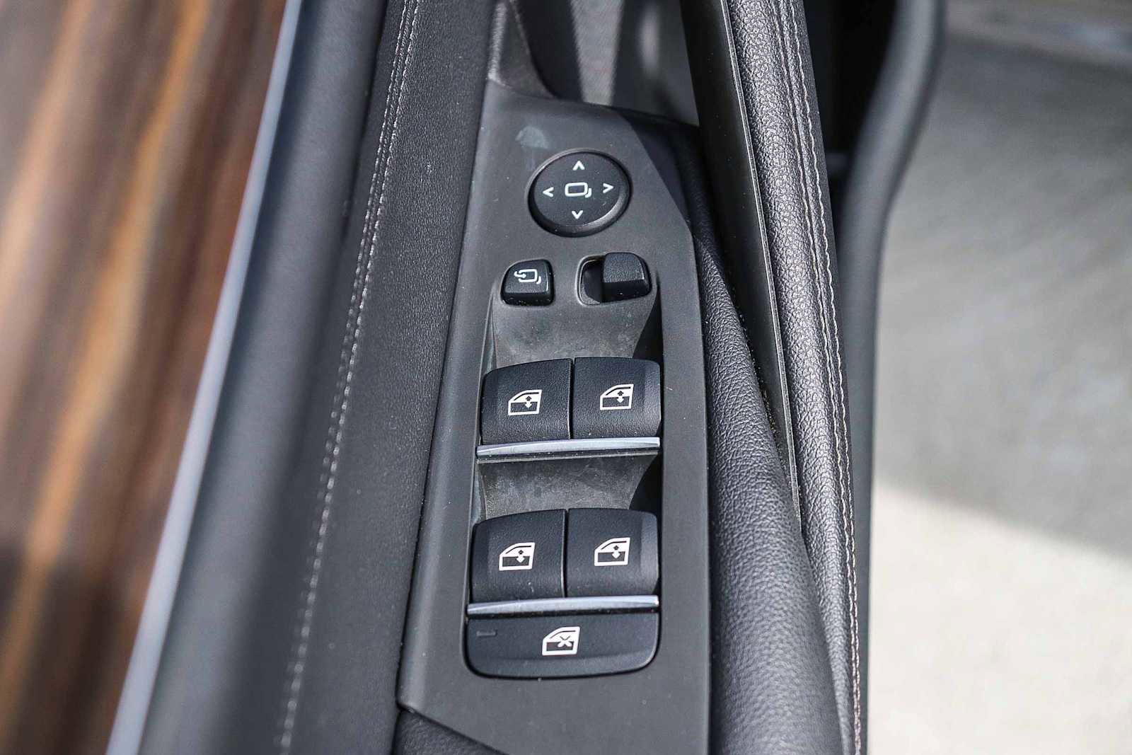 Used 2022 BMW 530e w/ M Sport Package image 28