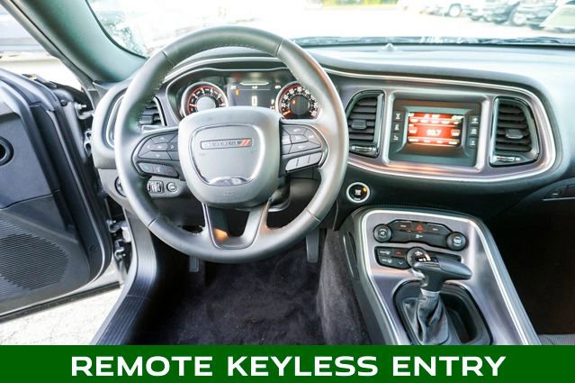 Used 2016 Dodge Challenger SXT image 9