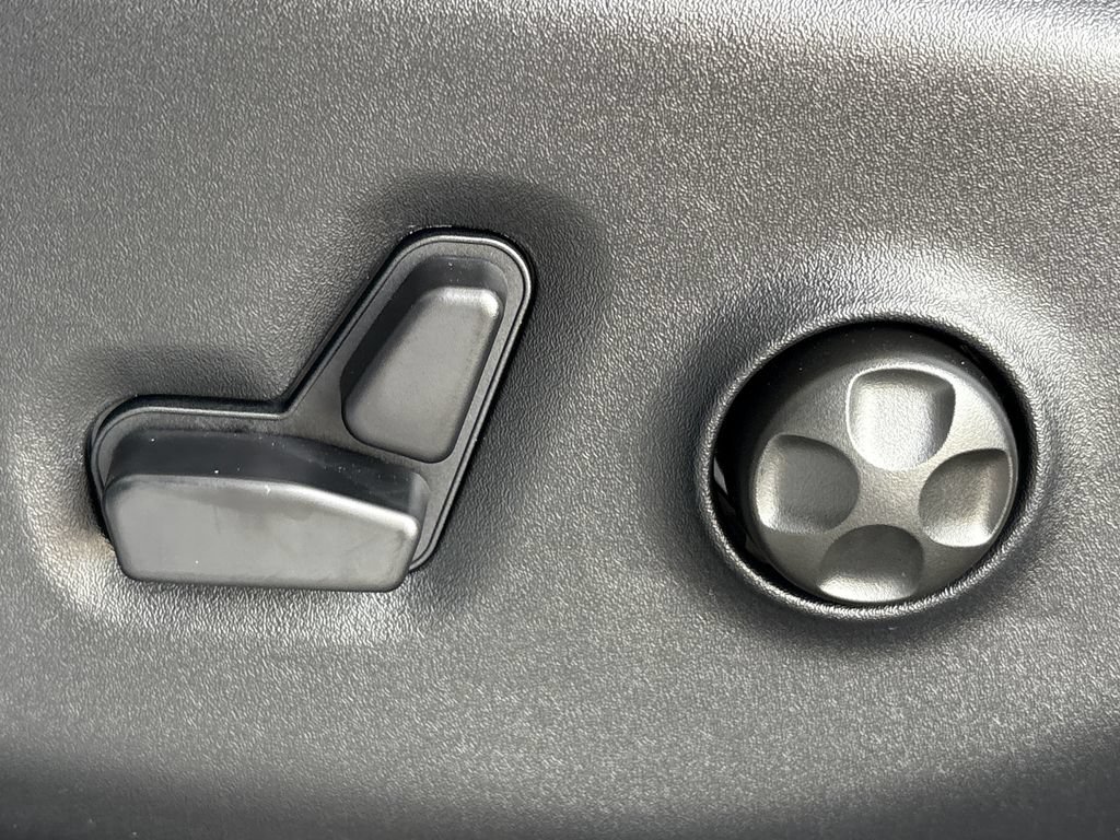 New 2027 Chrysler Pacifica Limited AWD/4WD image 25