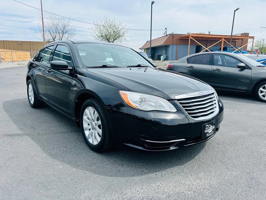 Used 2012 Chrysler 200 Touring FWD image 1