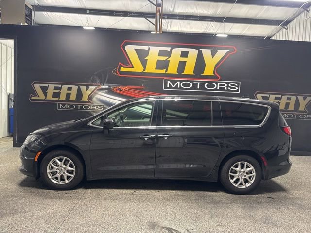 Used 2022 Chrysler Voyager LX FWD image 2
