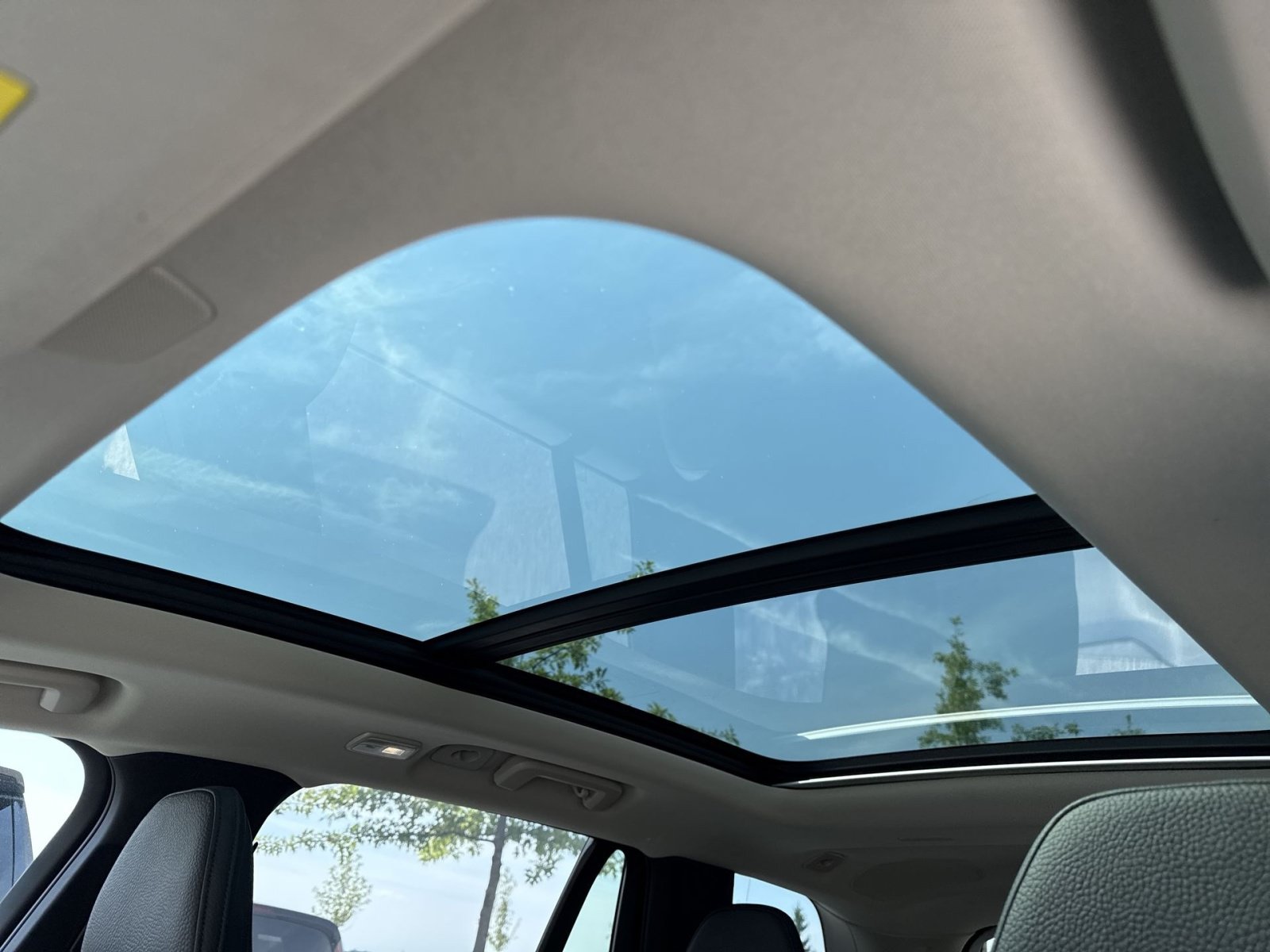 Certified 2025 Volvo XC90 T8 Plus w/ Protection Package Premier AWD/4WD image 19