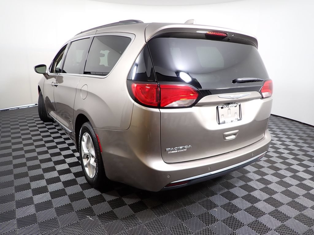 Used 2017 Chrysler Pacifica Touring-L w/ Tire & Wheel Group FWD image 13
