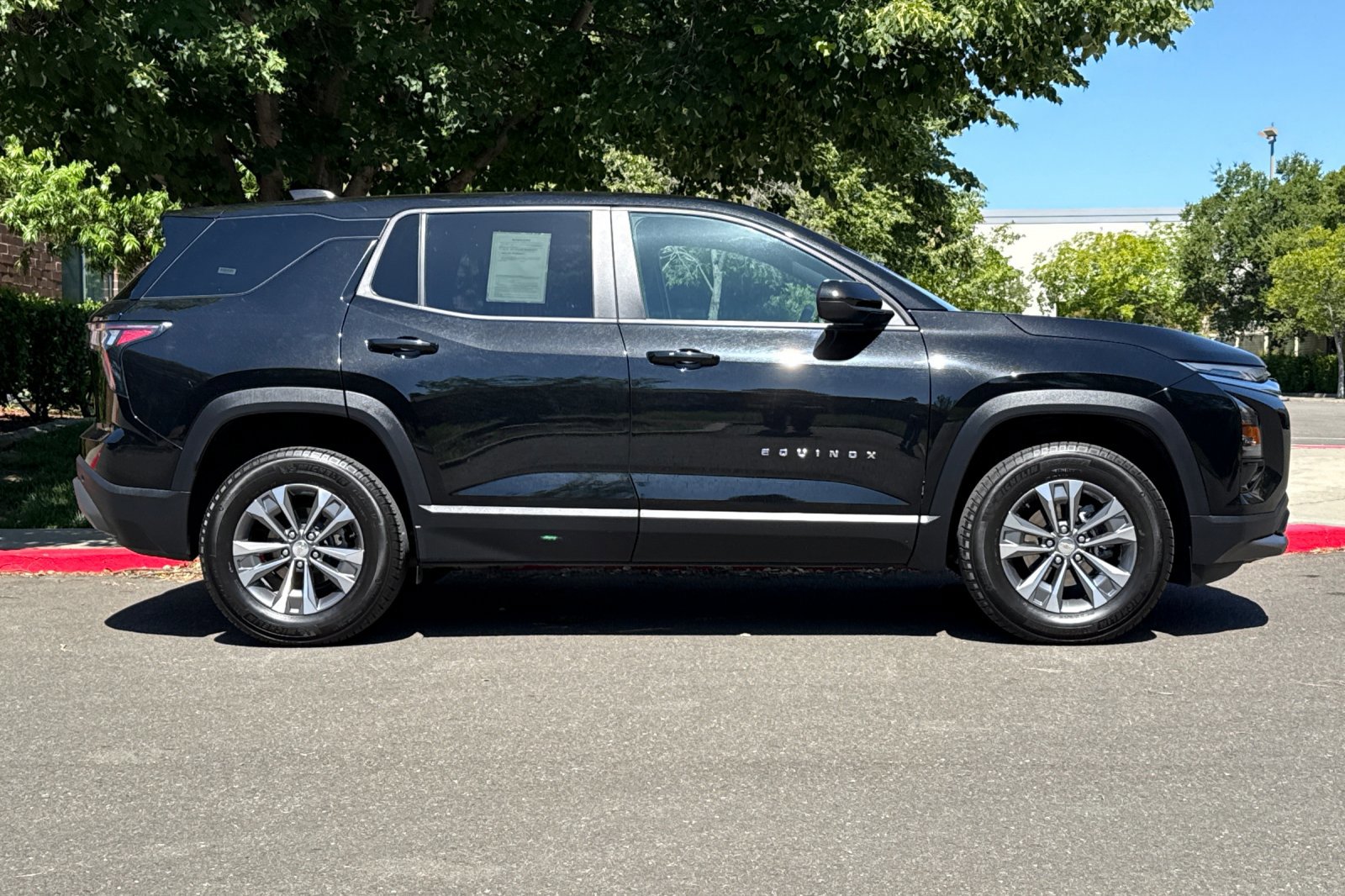 Used 2026 Chevrolet Equinox LT AWD/4WD image 3
