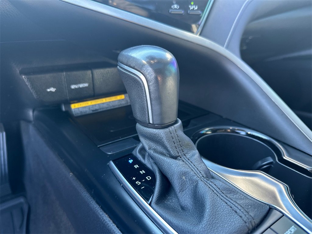 Used 2020 Toyota Camry SE w/ Sunroof Package image 30