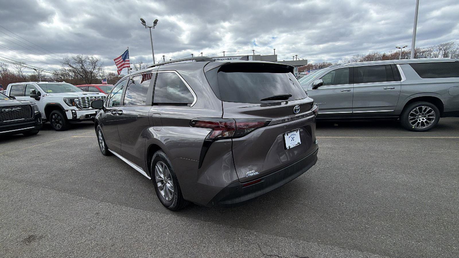 Used 2024 Toyota Sienna XLE w/ XLE Plus Package image 5