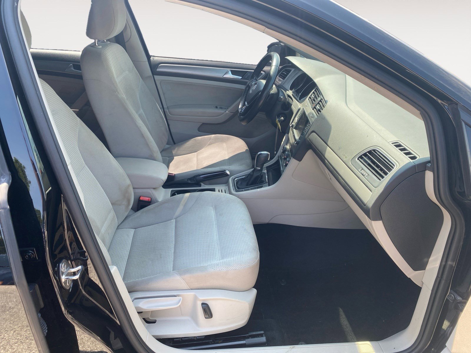 Used 2017 Volkswagen Golf S image 13