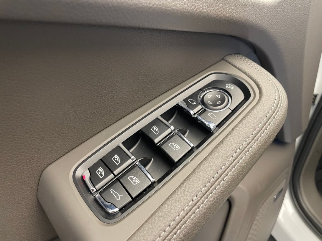 New 2026 Porsche Macan AWD/4WD image 21