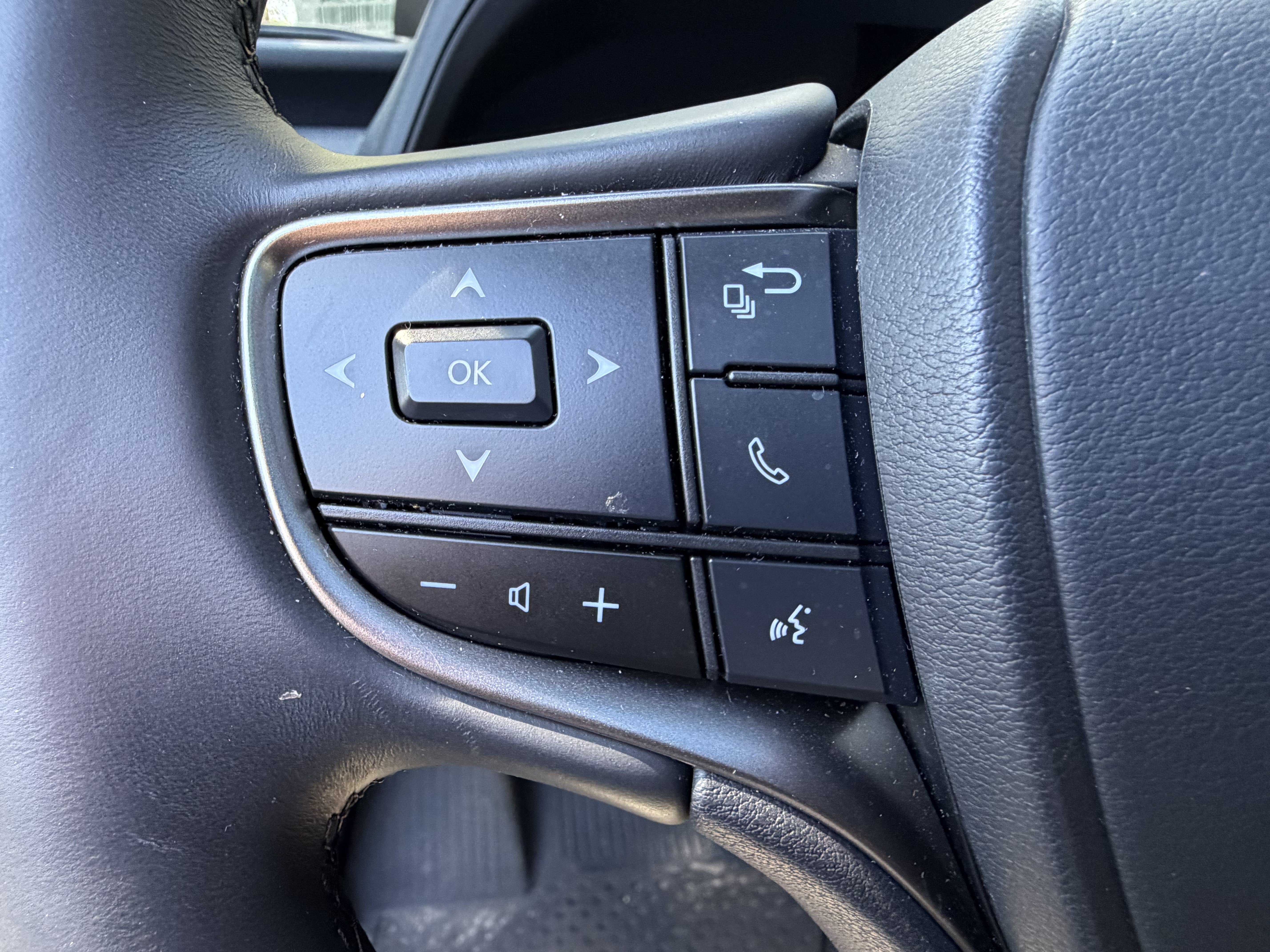 Certified 2025 Lexus UX 300h FWD w/ Accessory Package (Z1) image 18