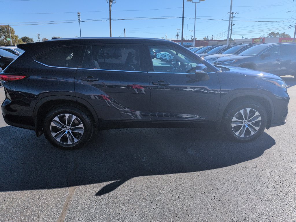 Certified 2022 Toyota Highlander XLE AWD/4WD image 6