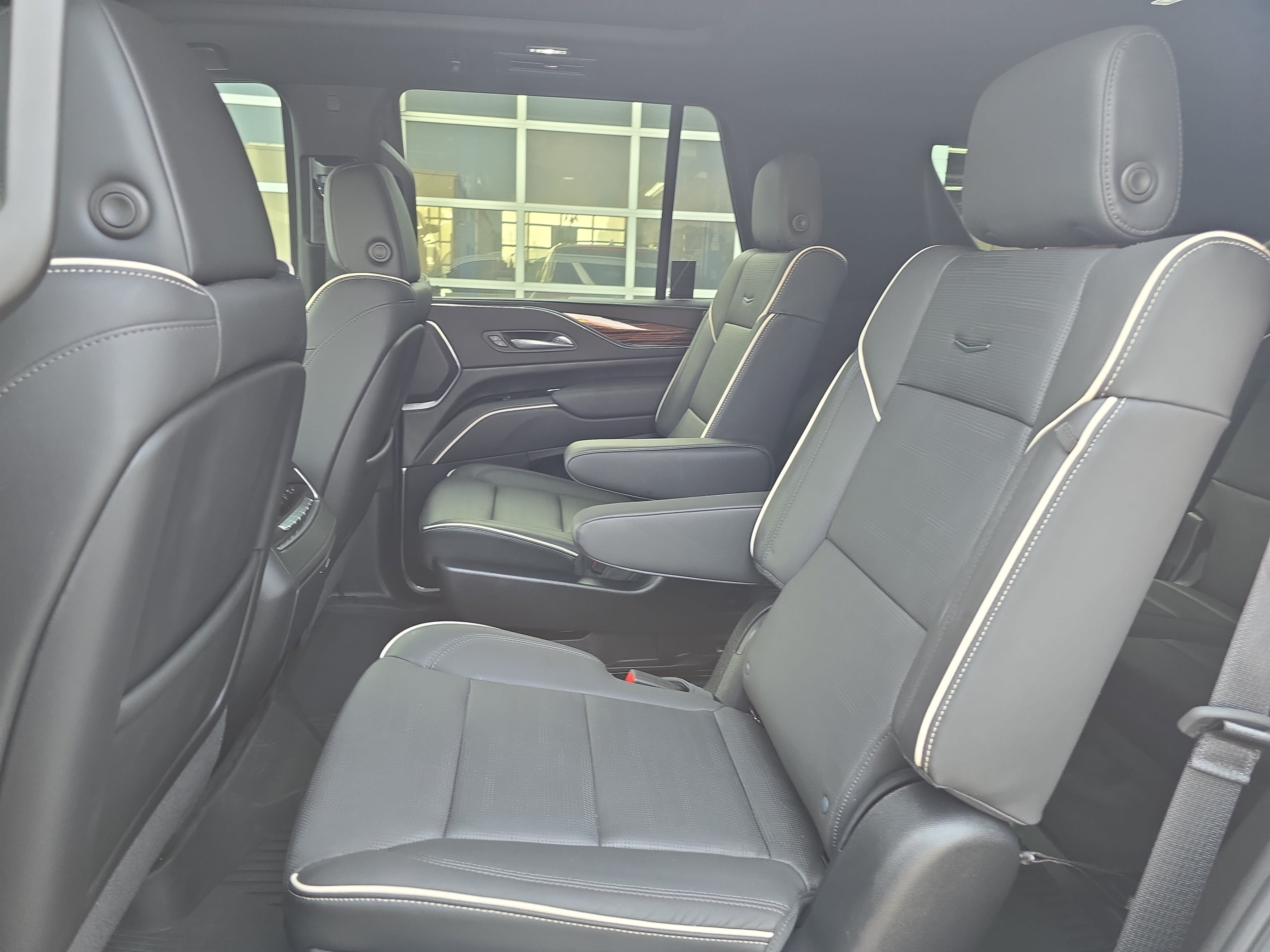 Certified 2024 Cadillac Escalade Premium Luxury w/ Performance Package AWD/4WD image 15