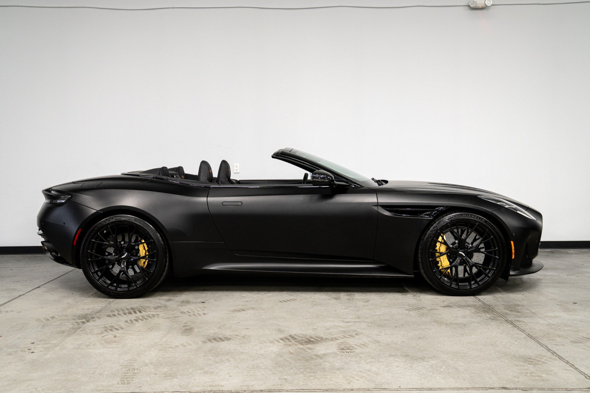 Used 2025 Aston Martin DB12 Convertible RWD image 48