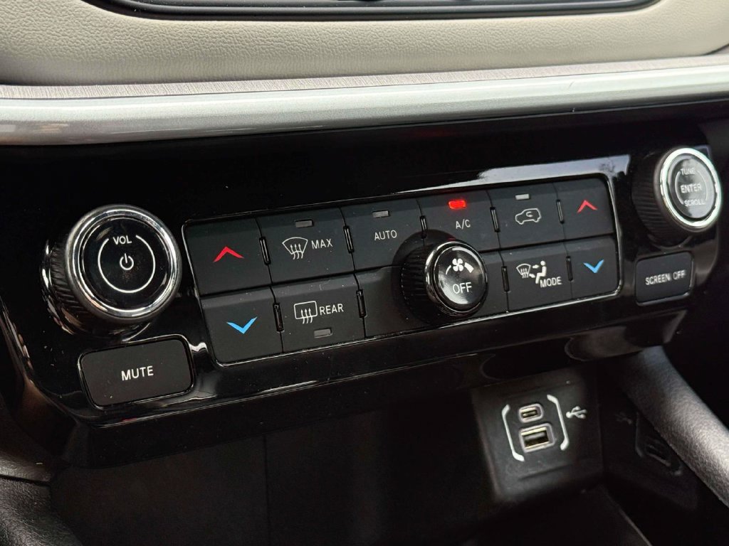 Used 2024 Jeep Compass Limited w/ Sun and Sound Group AWD/4WD image 28