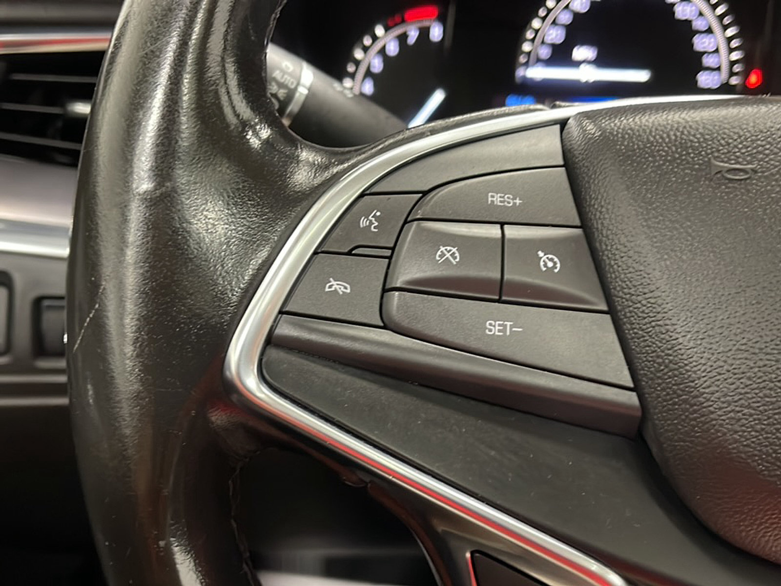Used 2018 Cadillac XT5 Luxury w/ Driver Awareness Package FWD image 6