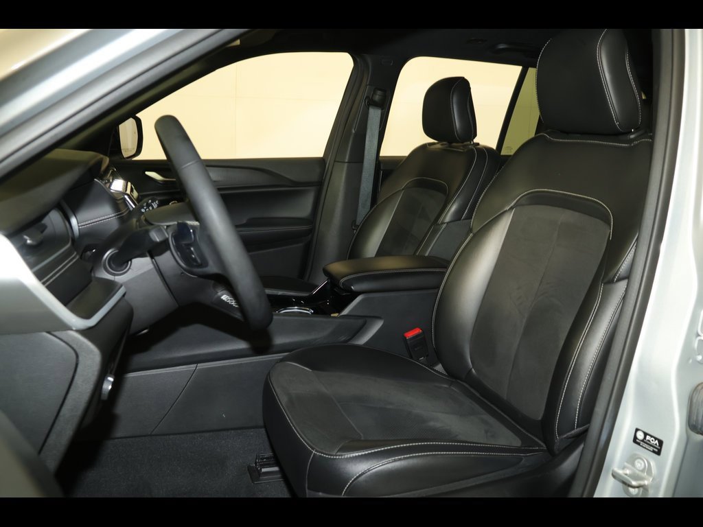 Used 2023 Jeep Grand Cherokee Altitude image 24