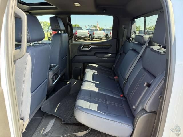 Used 2023 Chevrolet Silverado 1500 High Country w/ Technology Package AWD/4WD image 14