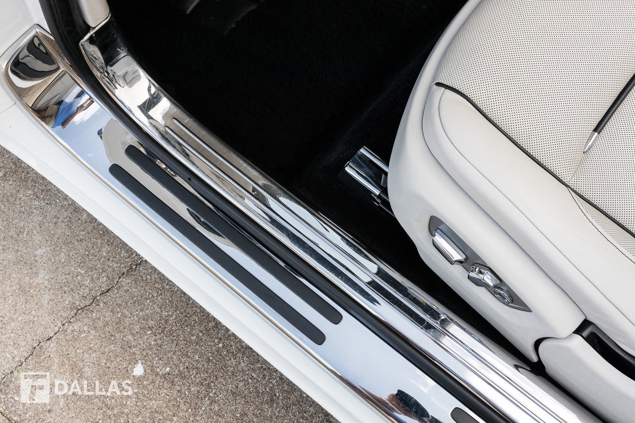 Used 2017 Rolls-Royce Dawn image 23