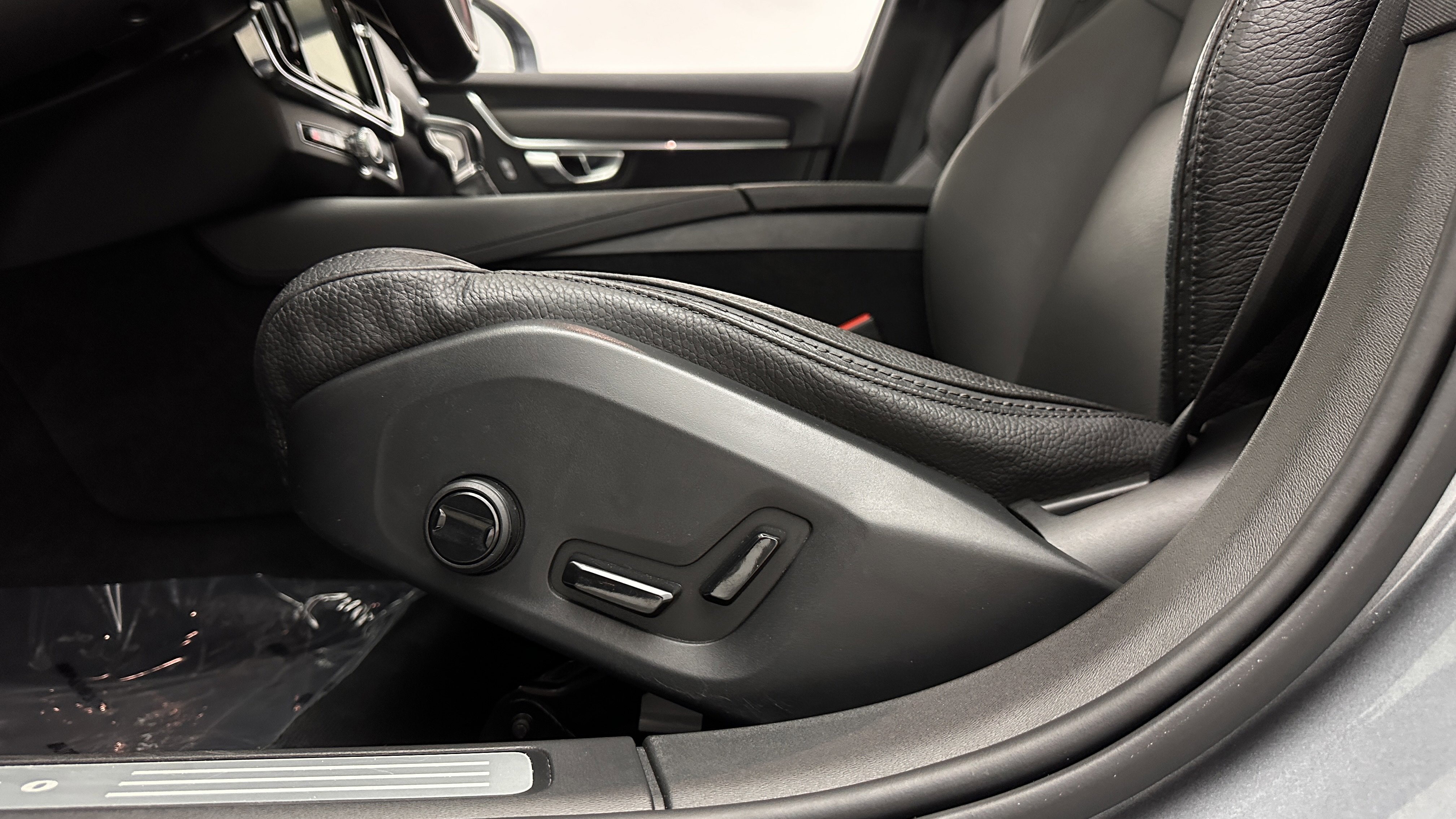 Used 2019 Volvo V90 T6 Cross Country w/ Advanced Package AWD/4WD image 13