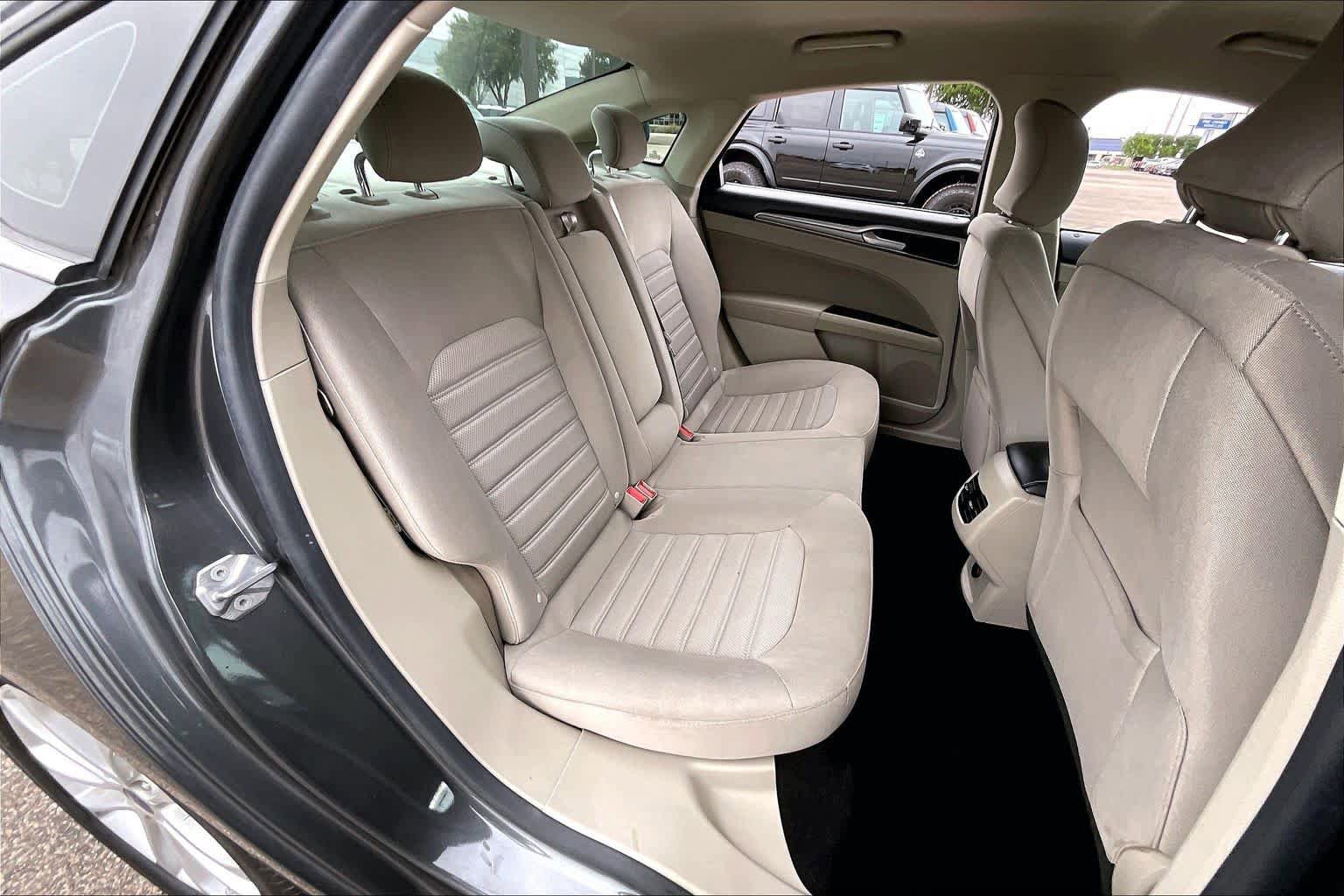 Used 2019 Ford Fusion SE FWD image 19