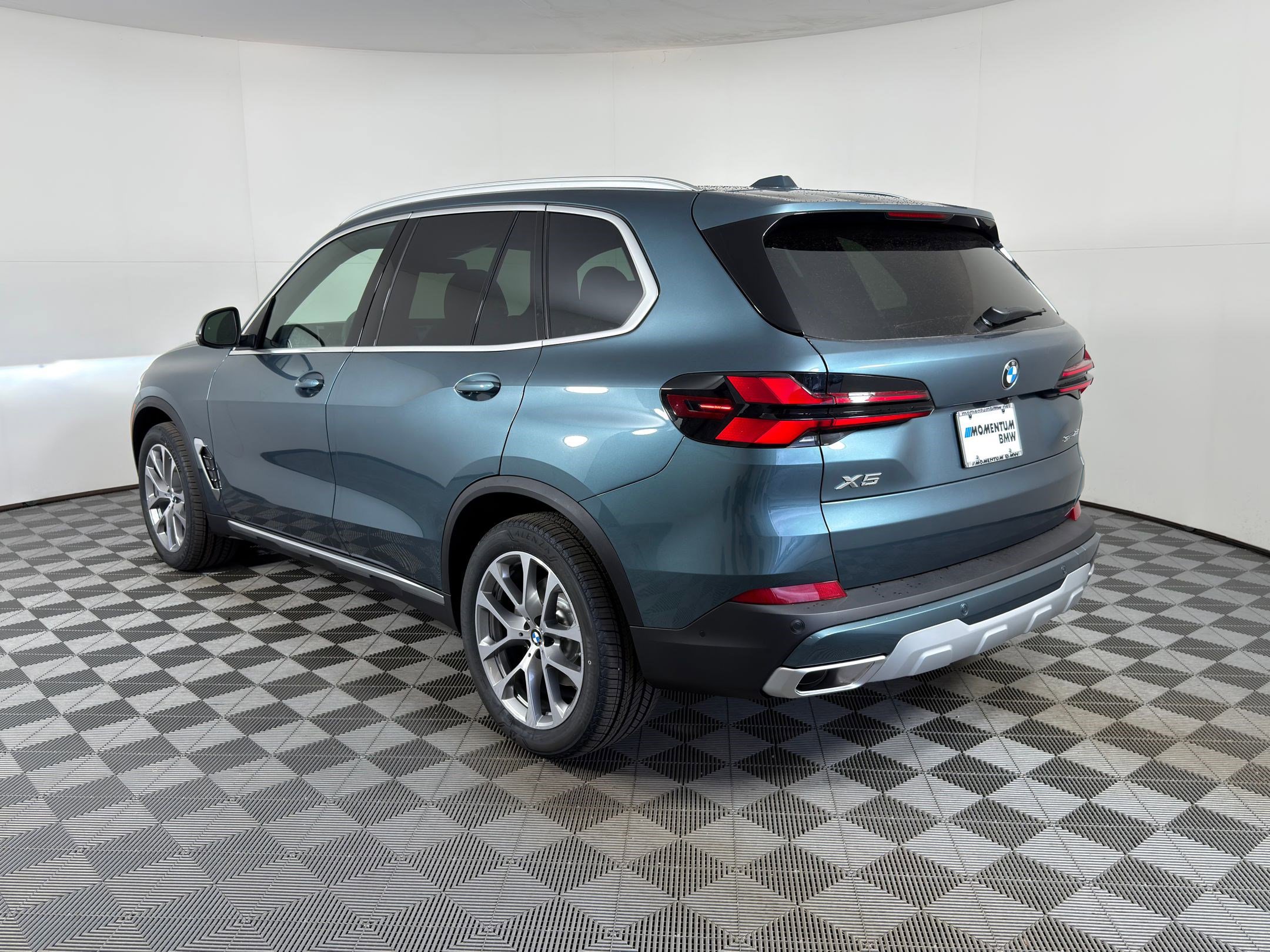 Used 2026 BMW X5 sDrive40i w/ Parking Assistance Package RWD image 3