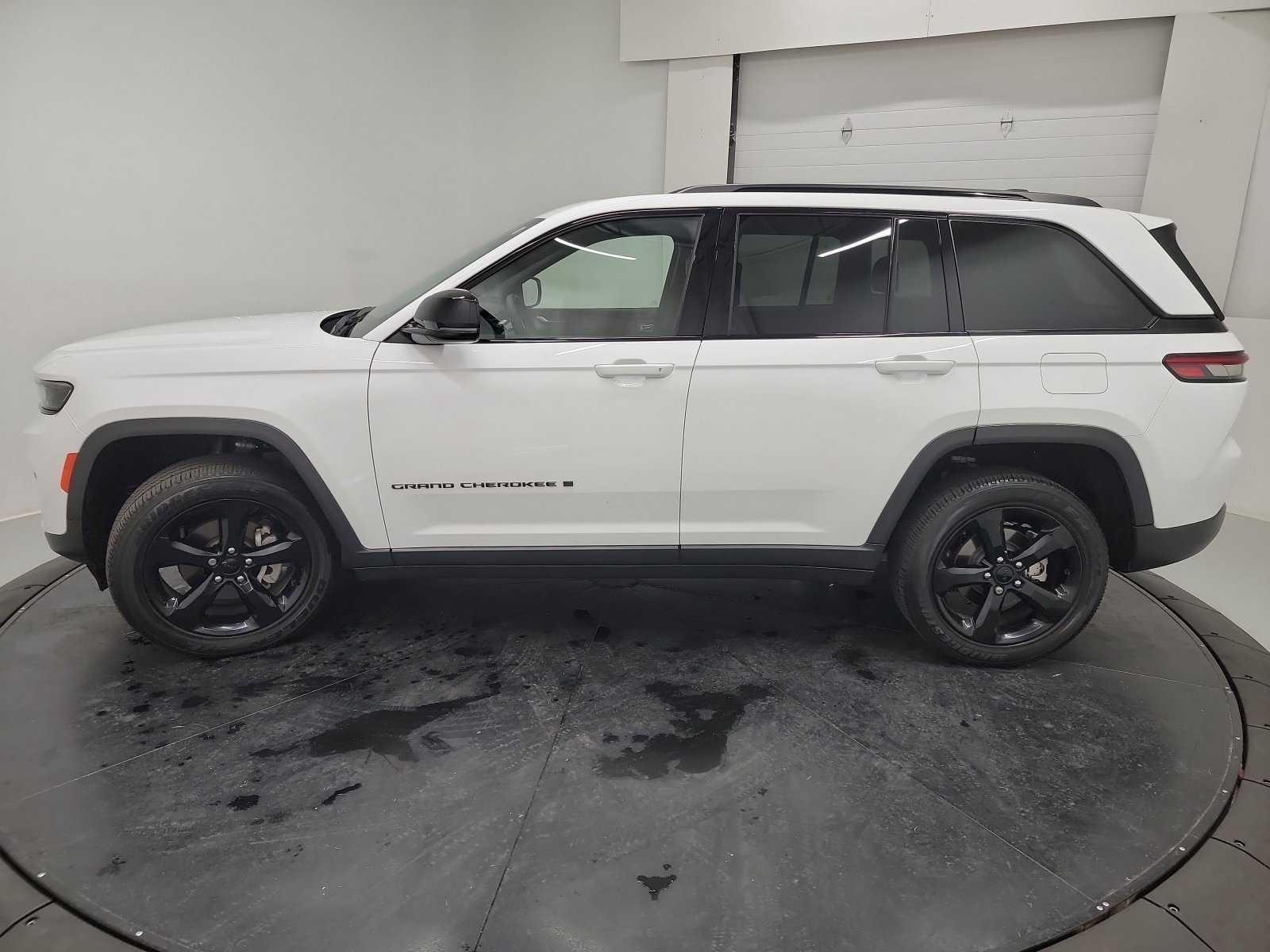Used 2023 Jeep Grand Cherokee Altitude AWD/4WD image 4