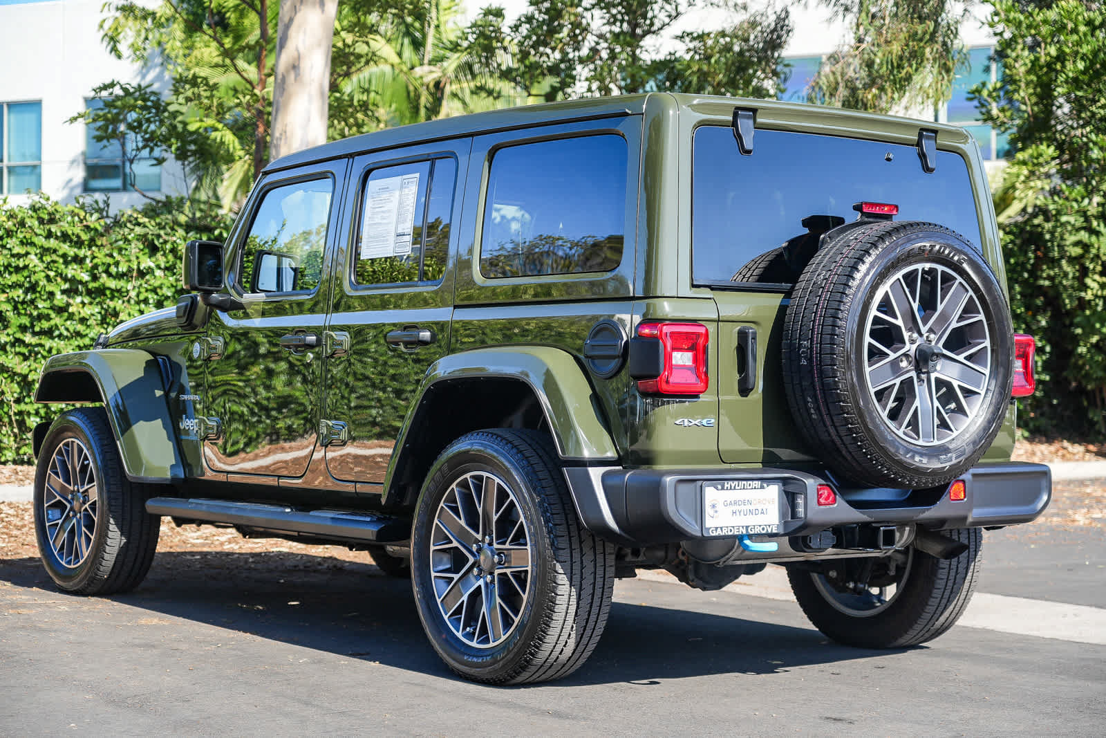 Used 2023 Jeep Wrangler Unlimited Sahara w/ Cold Weather Group AWD/4WD image 8