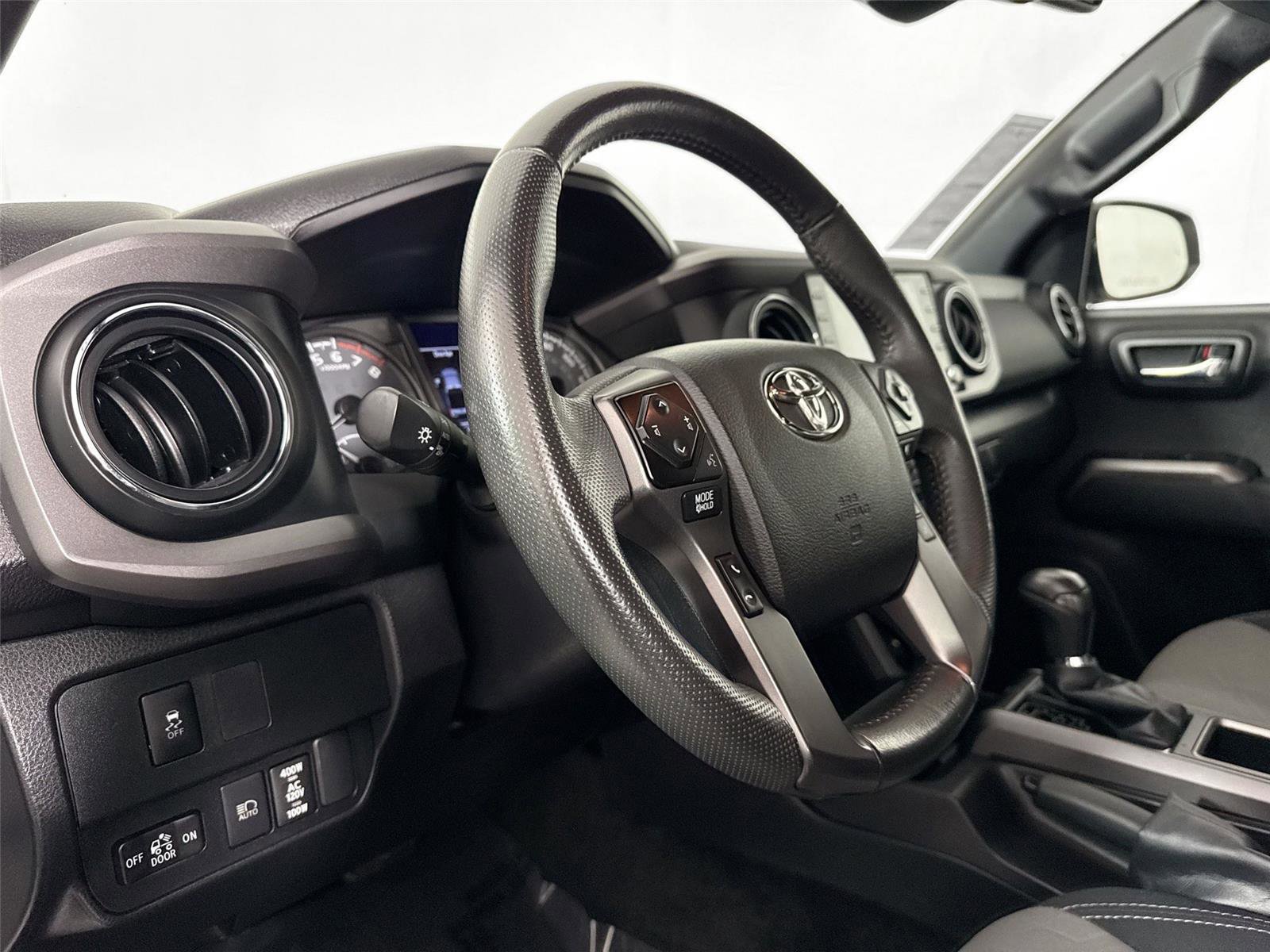 Used 2022 Toyota Tacoma TRD Sport w/ Technology Package RWD image 4