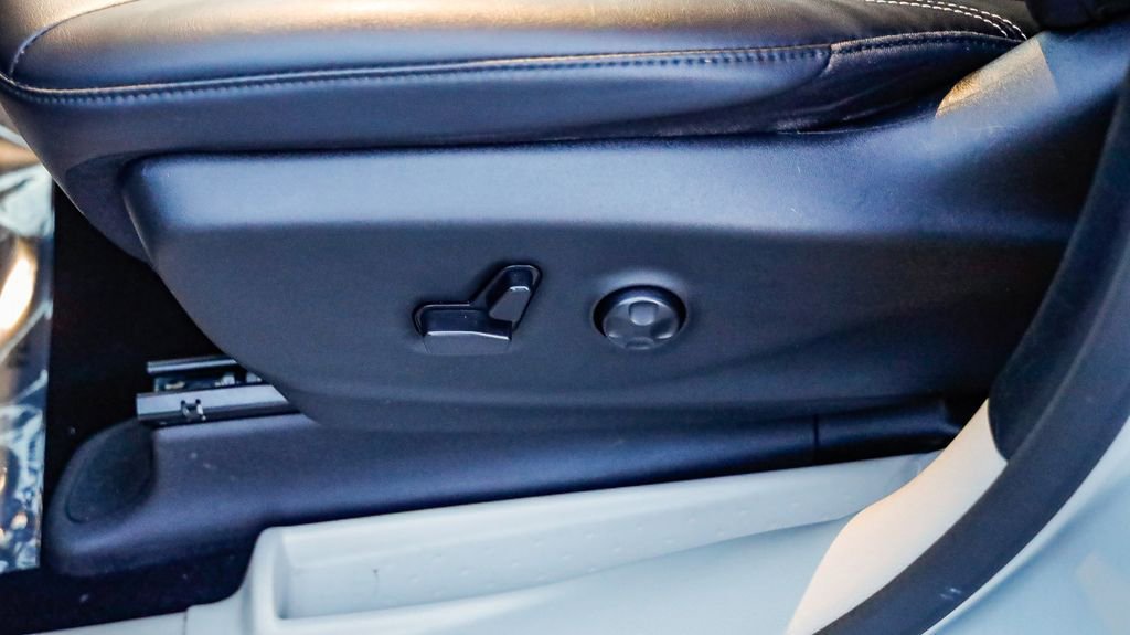 Certified 2024 Chrysler Pacifica Touring-L image 26