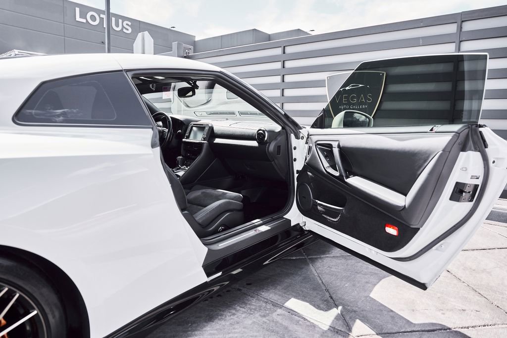 Used 2021 Nissan GT-R Premium image 30