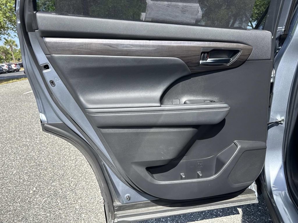 Used 2022 Toyota Highlander Platinum image 13