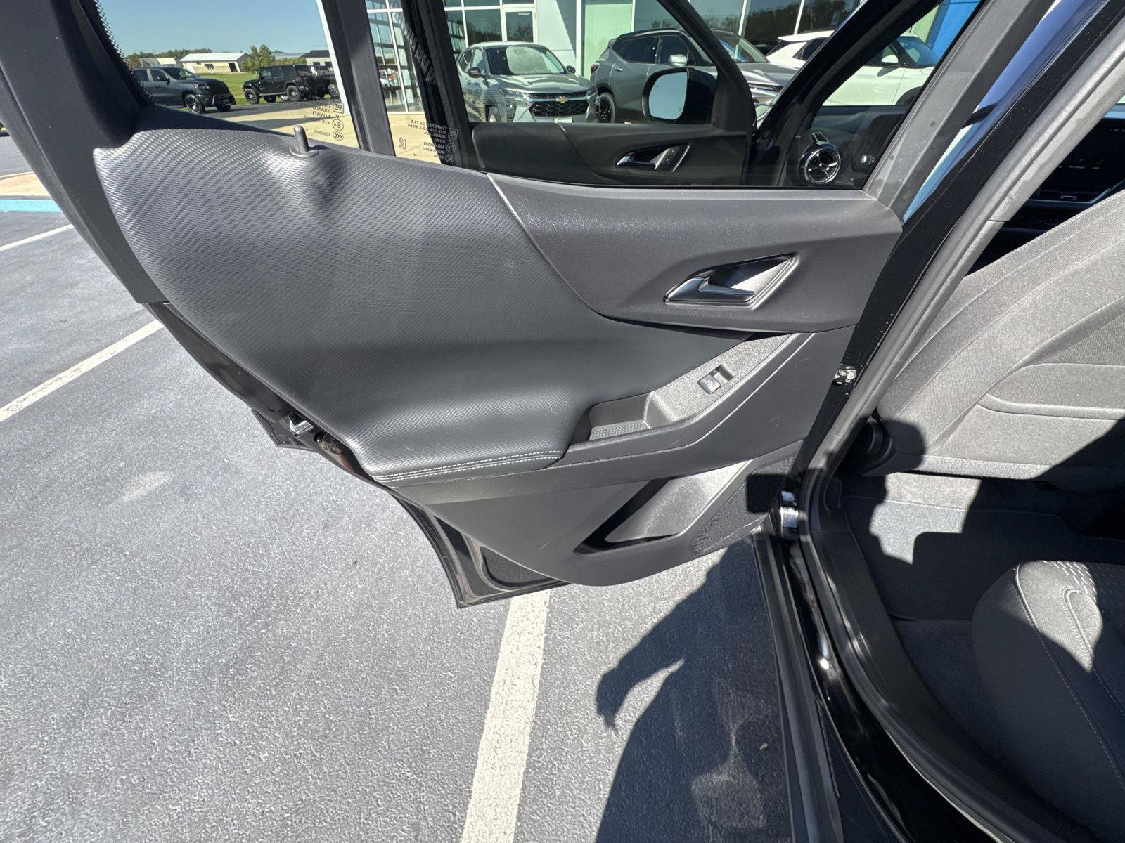 Used 2025 Chevrolet Equinox LT w/ Safety and Technology Package FWD image 12