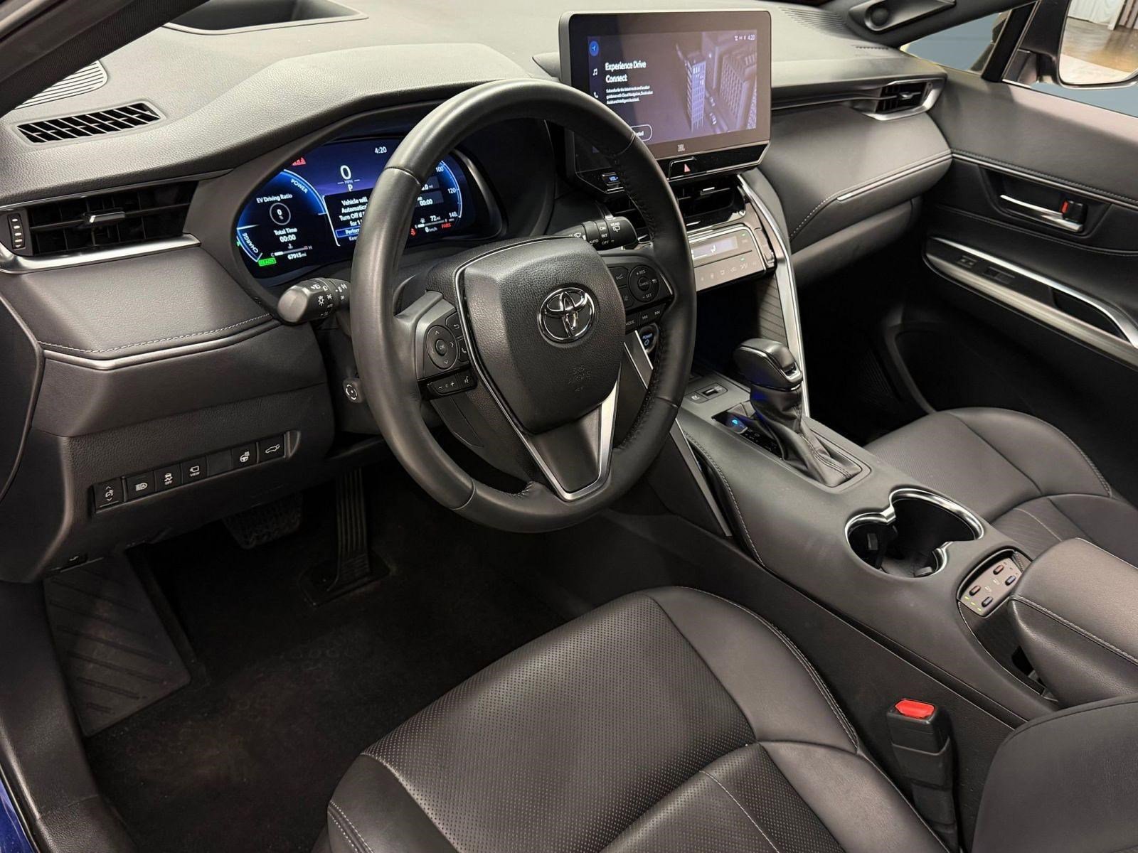 Used 2023 Toyota Venza Limited image 3